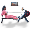 Fitte vrouw die traint op de Echelon Roeitrainer Row en je ziet de Bluetooth connectiviteit in beeld.