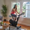 Fitte vrouw die thuis sport op de Echelon Spinningfiets EX-3