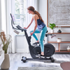 Fitte vrouw die thuis traint op de Echelon Spinningfiets EX-7s