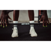 Nike Barbell Coated Premium Barbell 20kg Just Do It vrouw met groen gelakte nagels pakt het op
