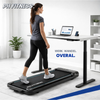 Vrouw die loopt op de PH Fitness Loopband FitRunner terwijl ze aan het werk is achter haar bureau
