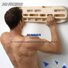 Gespierde man zonder shirt die sport met de PH Fitness Hangboard Professional Rock Climbing Hangboard